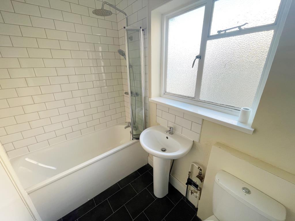 Lot: 138 - MIXED-USE PROPERTY IN HIGH STREET LOCATION - Bathroom with three piece suite